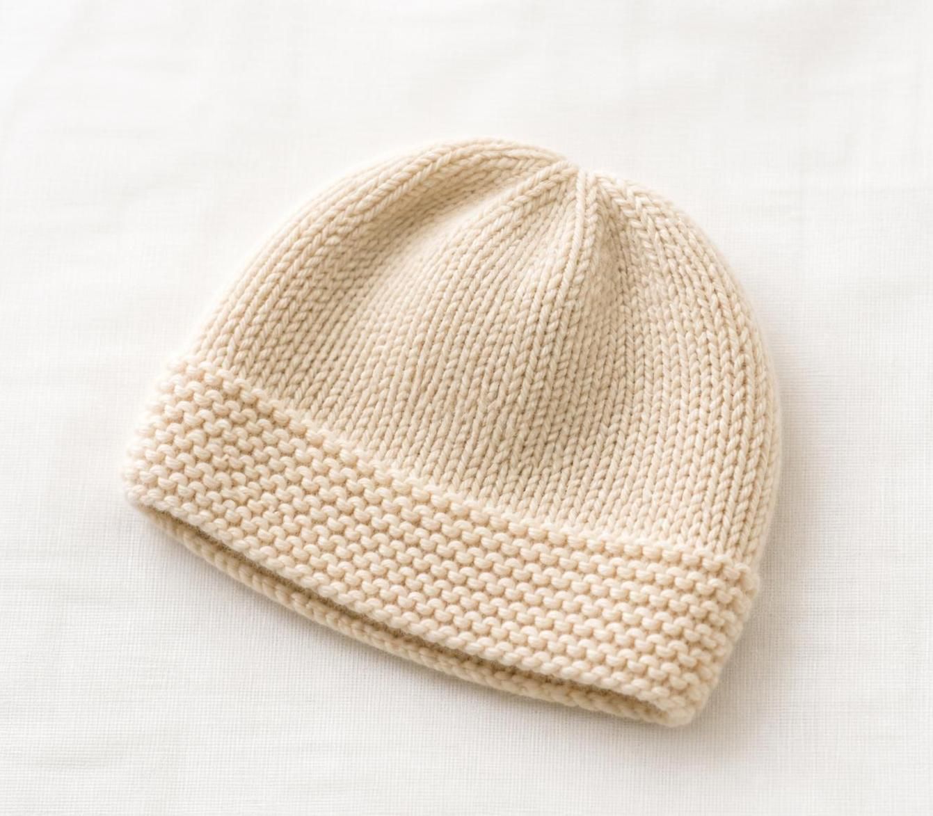 découvrez comment choisir les mailles idéales pour un bonnet bébé tricoté, assurant douceur et confort optimal pour la peau délicate de votre enfant.